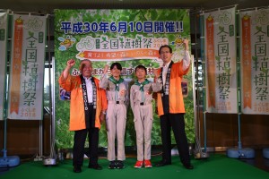 （左から）齋藤会長、佐久間さん、佐藤くん、内堀知事