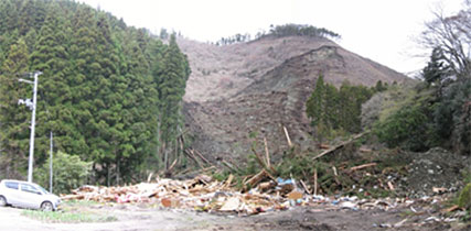 東日本大震災によって崩れた土砂
