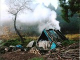 炭焼き小屋の朝