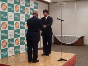 森藤氏から齋藤会長へ目録の贈呈