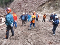 研修箇所の説明を受ける研修生