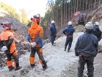 掘削作業を見守る講師と研修生