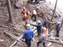 丸太組工を施工する研修生