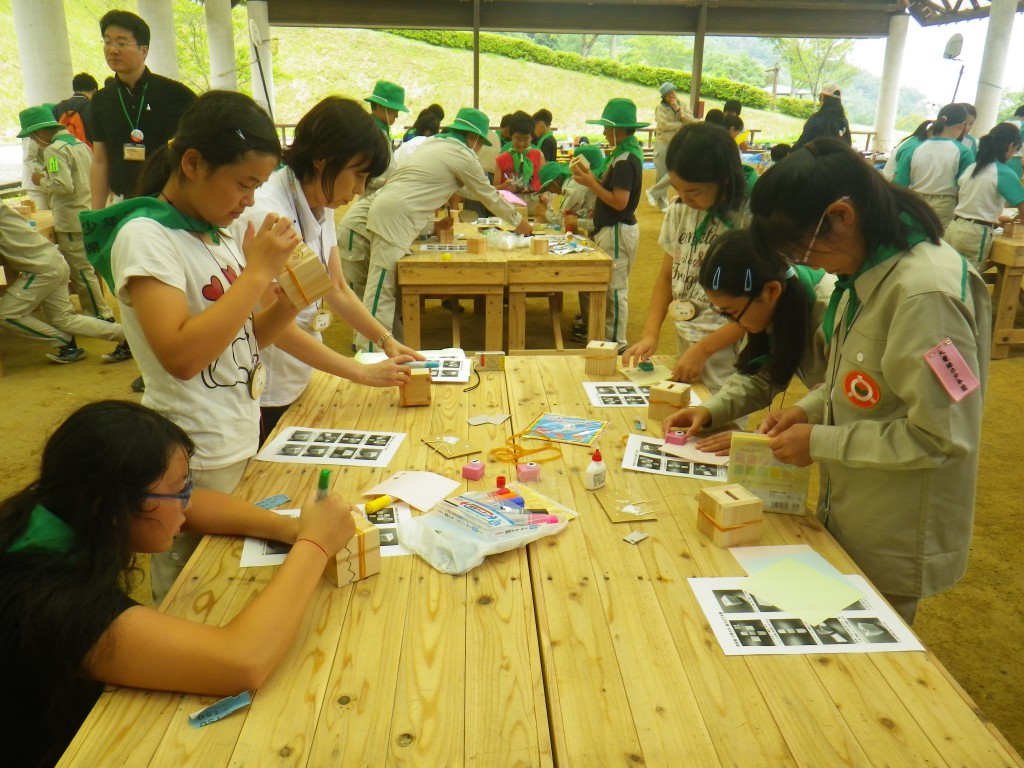 貯金箱を組み立てて装飾中