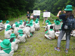 治山ダムのしくみについて説明を聞いている様子