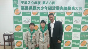 県知事賞に選ばれた大戸小の小林副団長、宗像団長、杉原校長（左から）