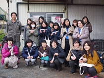 焼印を入れた割り箸を手に