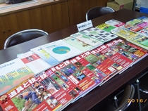 本、テキスト、チラシの展示