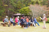 秋の森散策での朗読会