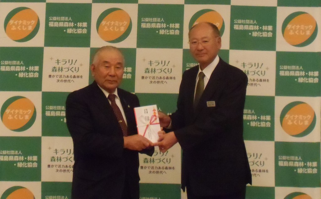 様から齋藤会長へ目録の贈呈（土木部関係）