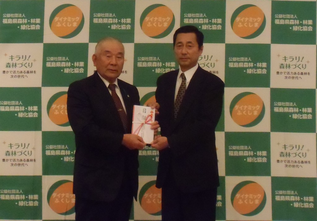 様から齋藤会長へ目録の贈呈（農林水産部関係）