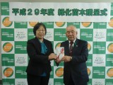 目録の贈呈（左から）須藤社長、齋藤会長