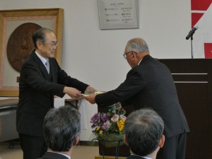 県森林・林業・緑化協会長賞の表彰（喜多方市立喜多方第一小学校）