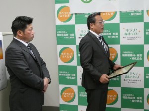 感謝状を受けとった羽田支部長（右）、佐藤運営委員長（左）