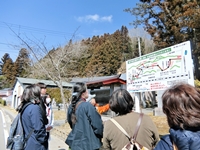 諏訪神社の看板を見ながら遊歩道について説明