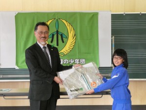 制服贈与（左から渡邉会長、星野団長）