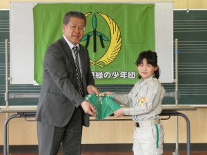 バンダナ贈与（左から板谷次長、平野副団長）