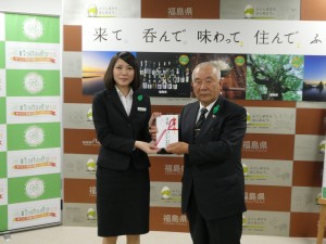 緑の募金寄贈（左から）関社員代表、齋藤会長