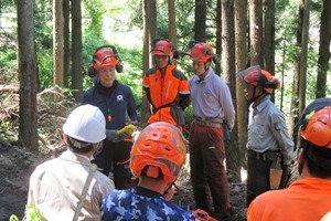 現地研修を行う小田桐氏