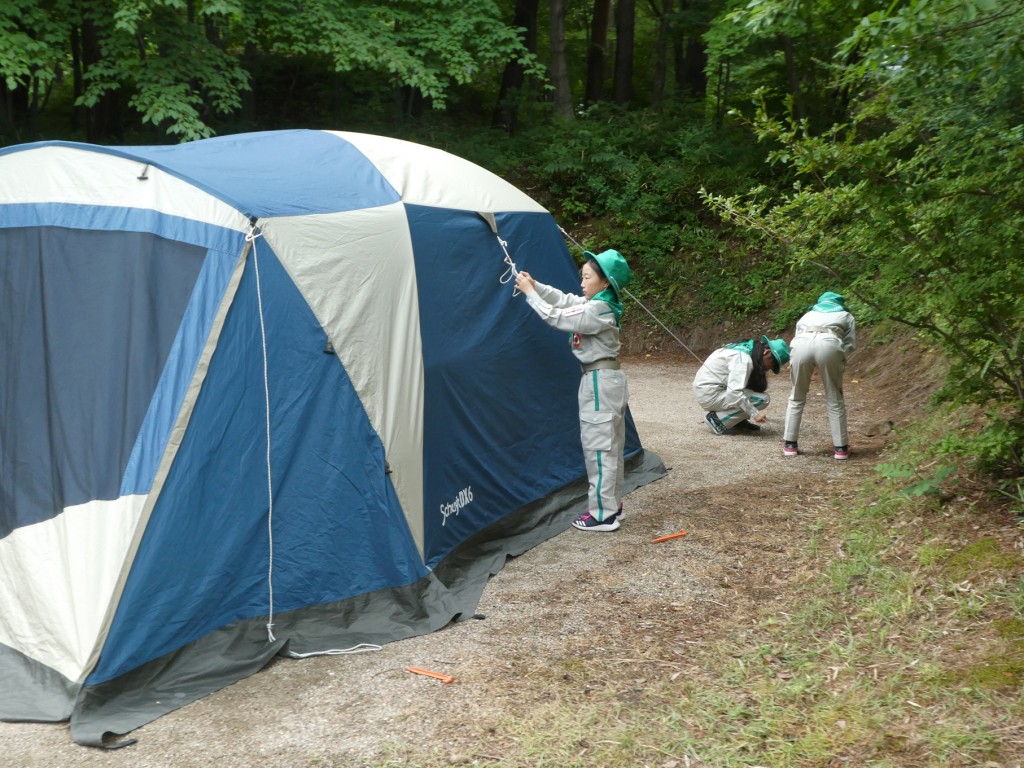 班に分かれてテント作成！