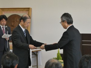 福島民友新聞社長賞の表彰（会津若松市立東山小学校）