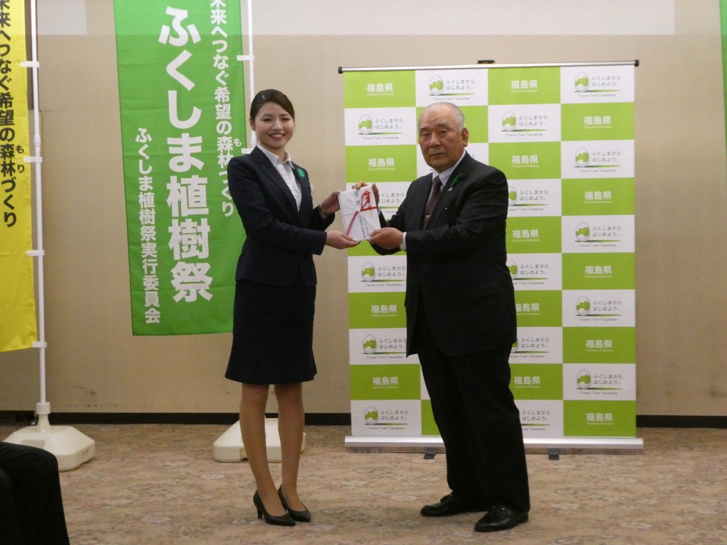 緑の募金寄贈（左から）関社員代表、齋藤会長