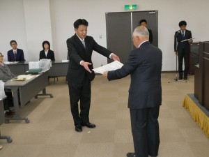 県森林・林業・緑化協会長賞の表彰（会津若松市立大戸小学校緑の少年団）