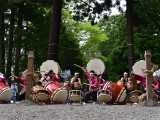 新緑の森に輝く太鼓の音