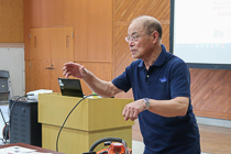 講義を行う小田桐講師