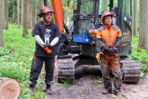 スタッフの安瀬さんと渡邉さん、社名ロゴ入りのTシャツにも注目が集まりました