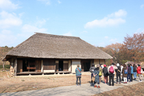 屋外に展示している馬宿、内部も見学できます