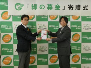 募金の贈呈(左から十文字常務理事、小町谷分会長)