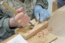 彫刻刀による彫り出し作業