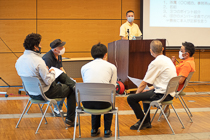 グループごとにアイスブレイクを兼ねたワークを行う